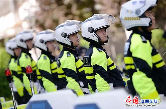 国内最高交警的交警风采