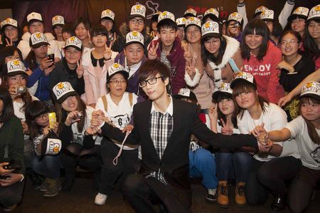 2012许嵩南京演唱会，许嵩和嘉宾（戚薇、曹轩宾、何曼婷）都演唱了哪些歌曲