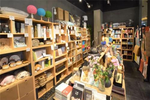 本人想开个创意家居用品店 不知道是加盟好还是自己拿货好 现在正在郁闷中 希望得到大家的建议 在此先谢过