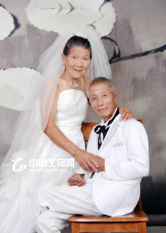 八旬老夫妻穿婚纱是怎么回事？