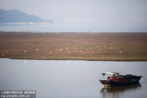 说明鄱阳湖水位冬季最低的形成原因