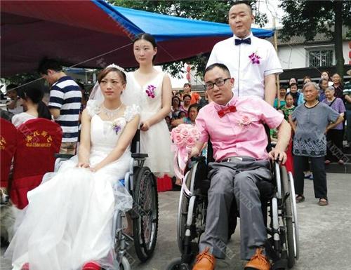 长沙高位截瘫夫妻坐在轮椅上完成婚礼，你赞成两个残疾人在一起吗？