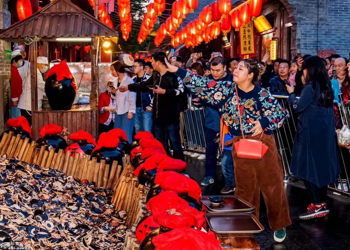 西安永兴坊的打糍粑和摔碗酒，如何成为著名景点项目，有什么历史文化色彩？