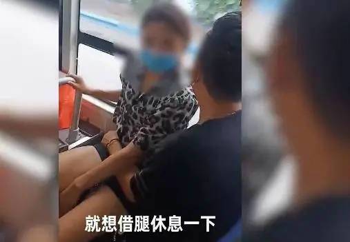 河南一女售票员坐在男乘客大腿上，她为何“借腿”休息？