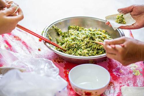 饭馆里面做的饺子用什么挤干菜馅中的水