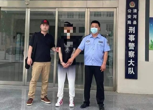 民警玩手机意外刷到逃犯做直播，逃犯信息会因此公开吗？