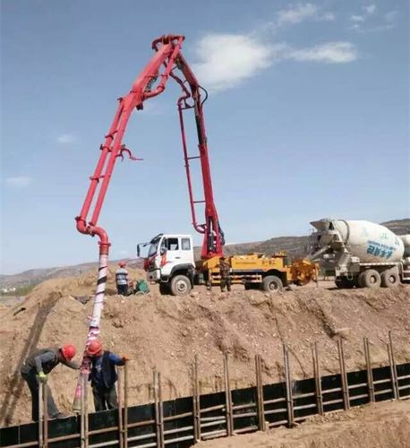 工地常用的泵车，是用什么原理把水泥送上去的？