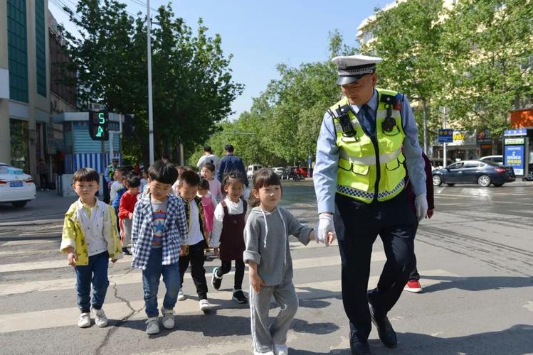 好朋友，逛大街，遇交警，打三个数字。