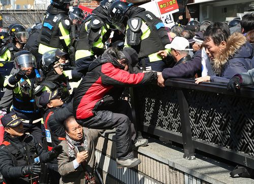 韩国民众与警方发生冲突，冲突的原因是什么？