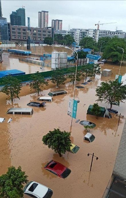 广州暴雨致多条道路水浸，给交通造成了哪些影响？