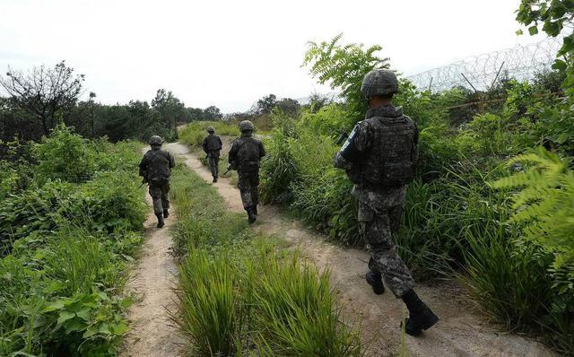 韩国因为自己的兵被边境的地雷炸了，朝鲜却不承认自己埋雷，所以天天对朝鲜喊话，于是朝鲜开炮，韩国回击