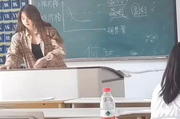 大学生活中最喜欢哪位老师，请具体说说理由？