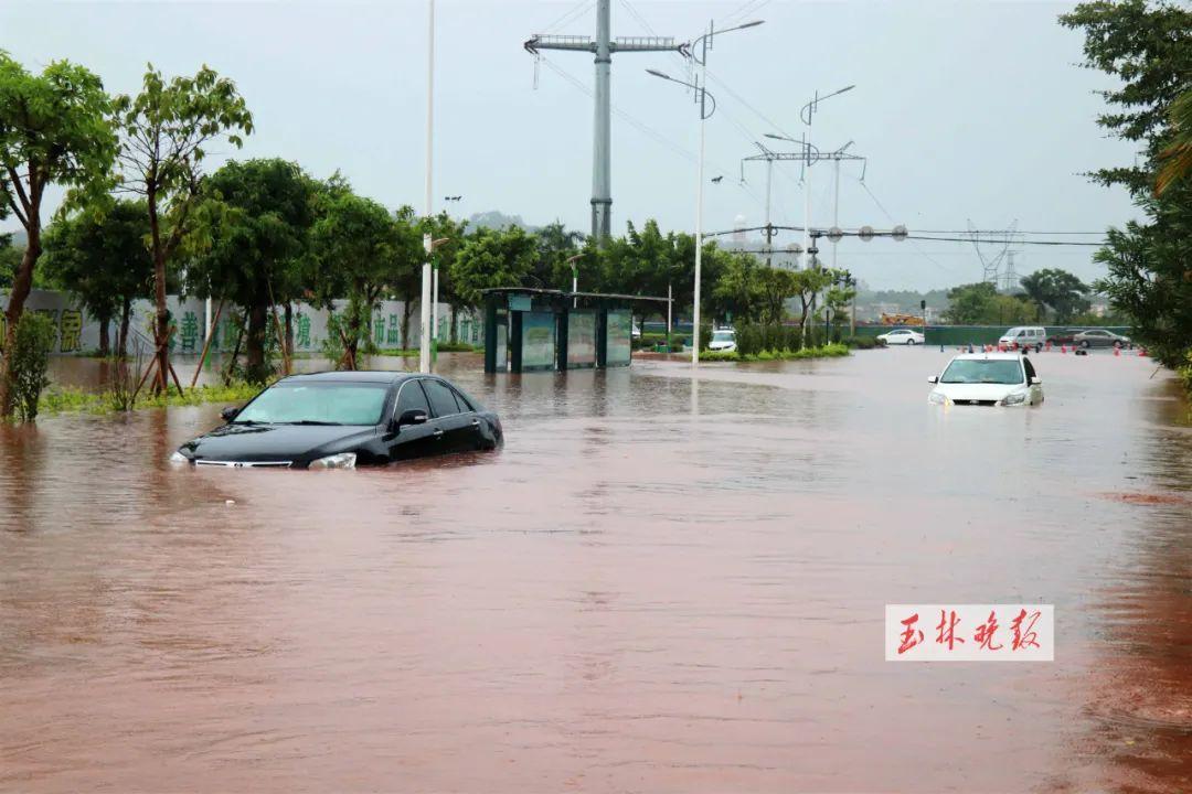 广西玉林突降暴雨，城区多路段出现内涝，当地的暴雨是否有引发其他灾难？