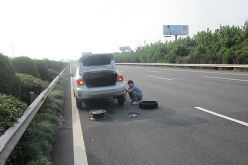 最近高速上换胎，妻子被撞死身亡，此事责任怎么划分！