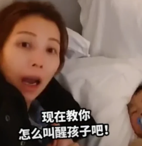 蔡少芬强行叫儿子起床索吻被拒，母子互动乐儿萌态百出，你怎么看？