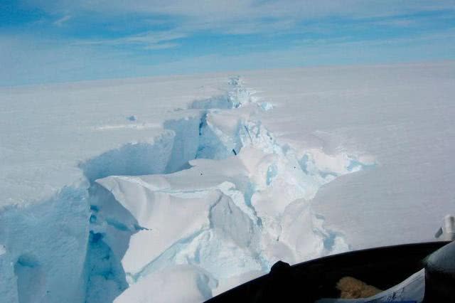 6000平方公里不复存在！世界上最大的冰山开始解体，是什么原因导致的？